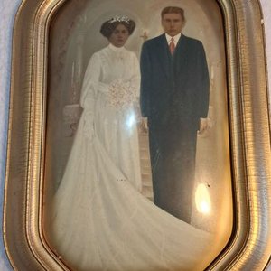 Lote anterior: Marco Portarretrato Antiguo con Vidrio Curvo y Foto de Casamiento