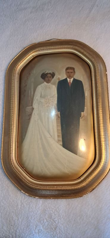 Marco Portarretrato Antiguo con Vidrio Curvo y Foto de Casamiento