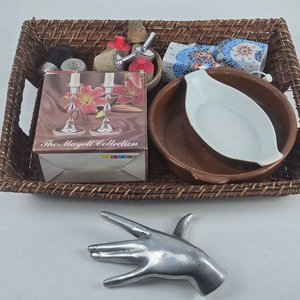 Lote Variado: Candelabros Mayell Collection, Fuentes de Barro y Accesorios de Cocina - imagen 1