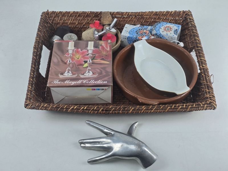 Lote Variado: Candelabros Mayell Collection, Fuentes de Barro y Accesorios de Cocina