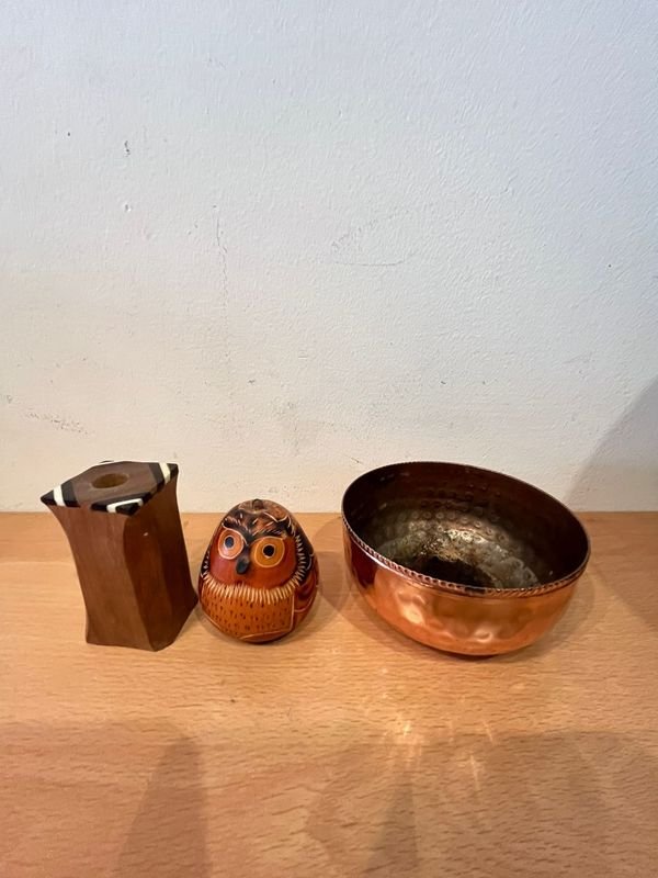 Juego de cobre y madera con detalles ornamentales - imagen 2