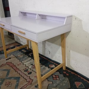 Escritorio Moderno Blanco con Estante Superior y Dos Cajones - imagen 3