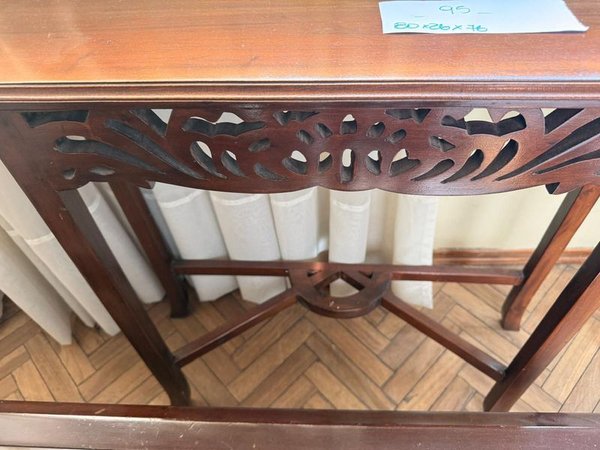Mesa de Arrimo Ovalada en Madera con Detalles Ornamentales