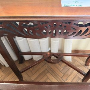 Mesa de Arrimo Ovalada en Madera con Detalles Ornamentales - imagen 1