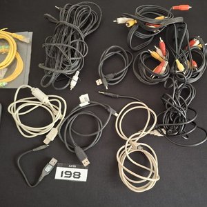 Lote de Cables de Conexión, Audio/Video, Red y Cargador de Pilas Intercept - imagen 2