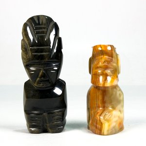 Lote siguiente: Dos Figuras Talladas en Piedra: Estilo Moái y Precolombino