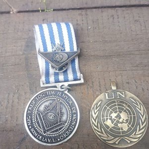 Dos Medallas Conmemorativas: Masonería de Montevideo y ONU - imagen 2