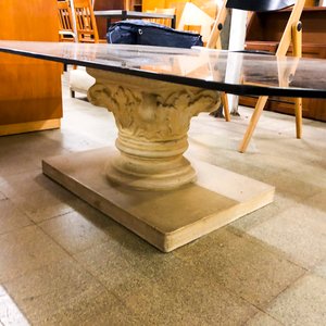 Mesa de Centro con Tapa de Vidrio y Base Escultural - imagen 2