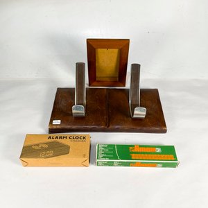 Lote de 4 piezas: Perchero de cuerina, Vías de tren antiguas, Reloj despertador y Portarretratos - imagen 2