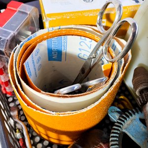2  Cajas plasticas: lija, tijeras, dados, taladro de mano, azada, artículos sanitarios, lentes , etc - imagen 4
