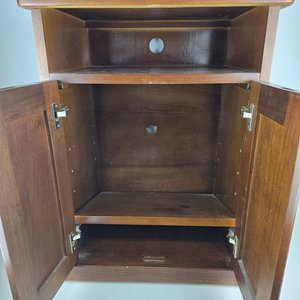 Aparador pequeño de madera con dos puertas y estante - imagen 3