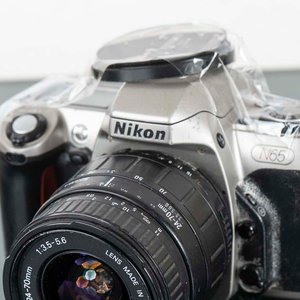 Cámara Fotográfica Nikon N65 con Lente Sigma Zoom y Protector - imagen 2