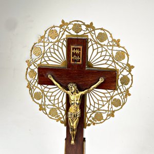 Cruz de Mesa Labrada en Madera y Bronce con Cristo - imagen 4
