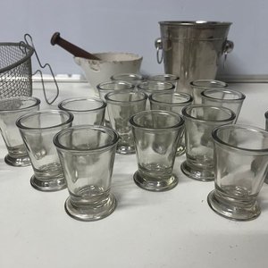 Lote anterior: Mortero de Mármol y Madera, Hielera de Acero y 17 Vasos de Vidrio