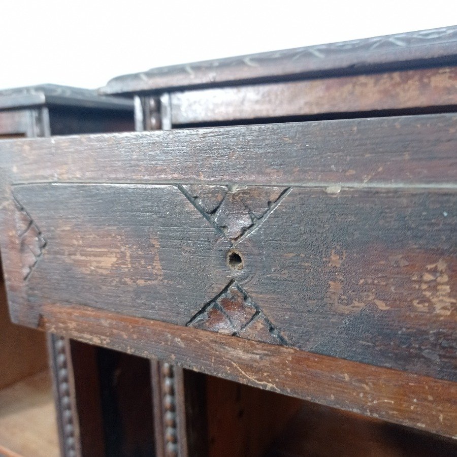 Par de mesas de luz de madera de roble con detalles decorativos - imagen 5