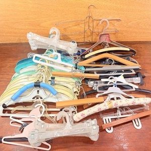 Lote de 72 Perchas de Plástico y Madera de Varios Modelos - imagen 1