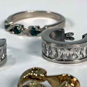 Lote de 5 piezas de fantasía: 2 pares de caravanas y 3 anillos - imagen 2