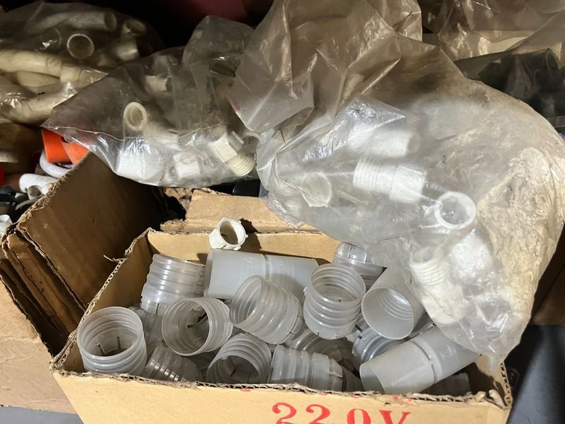 Plásticos y accesorios para venta en lote - imagen 2