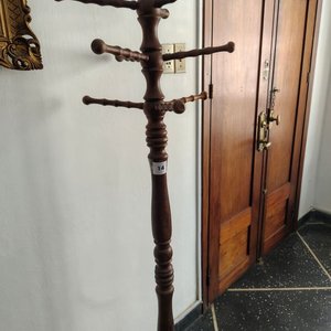 Perchero de Pie Clásico en Madera de Cedro - imagen 2