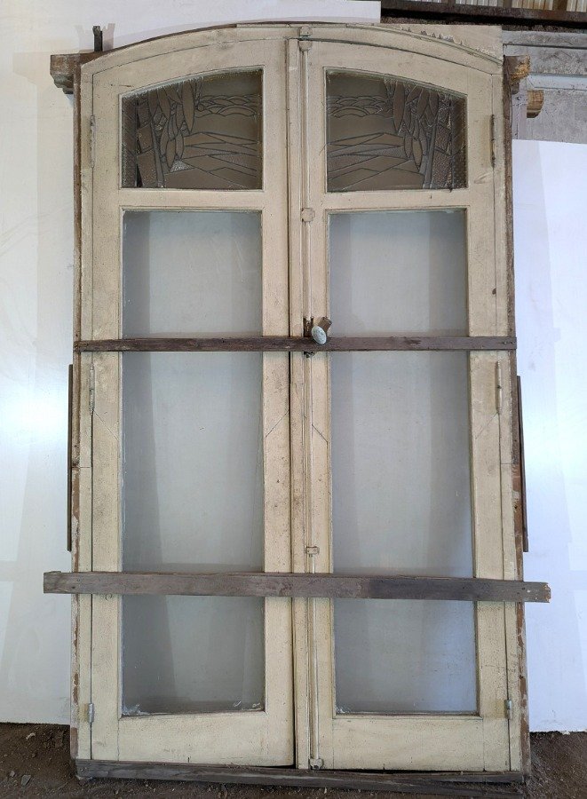 Puerta antigua con ventanas de vidrio colorido - imagen 2