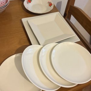 Lote anterior: Set de 7 Platos Blancos con Diseño Floral