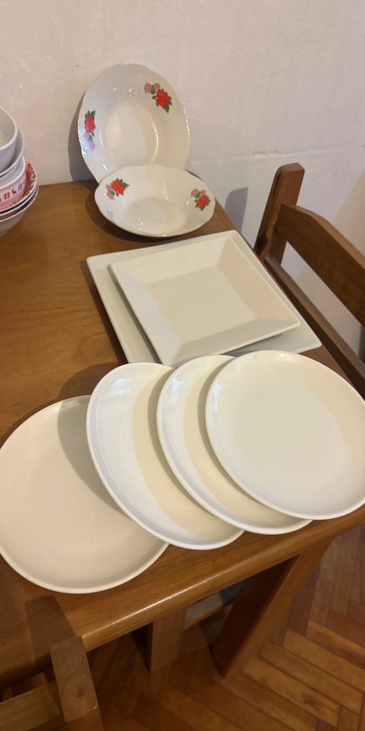 Set de 7 Platos Blancos con Diseño Floral
