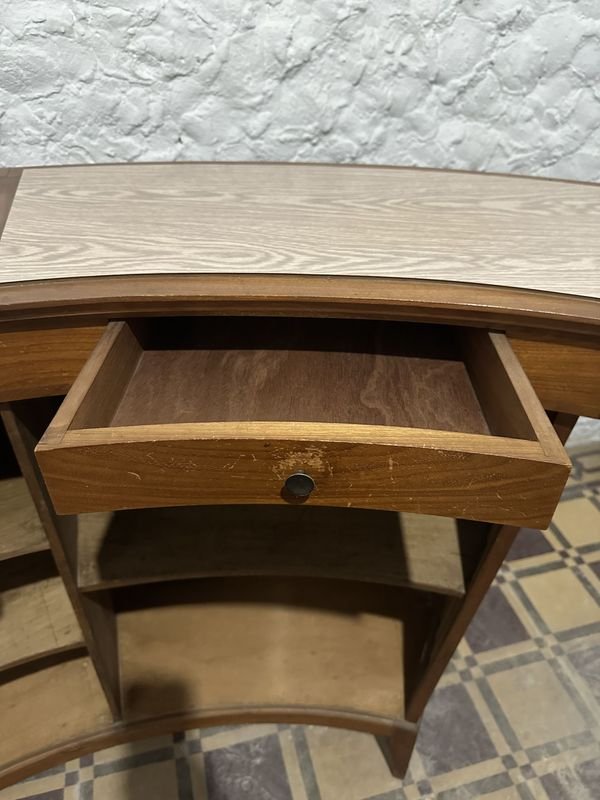 Barra de madera con butacas y estanterías - imagen 11