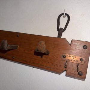Colgador de Pared Rústico en Madera de Pinotéa y Ganchos de Hierro - imagen 4