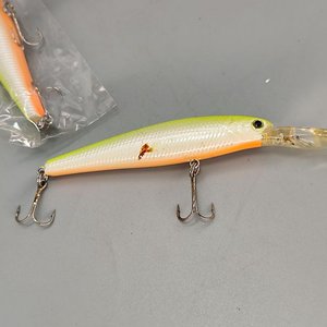 Lote de 3 Señuelos de Pesca Tipo Minnow con Babero y Anzuelos - imagen 8