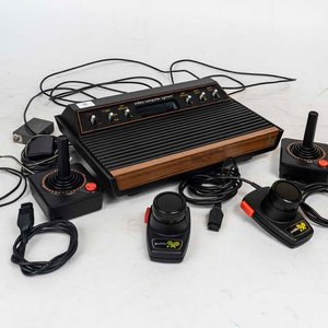 Consola Atari CX2600 con 2 Joysticks y Transformador - imagen 2