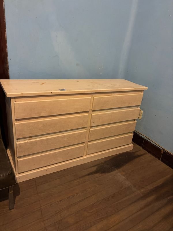 Cómoda de Madera Clara con 8 Cajones