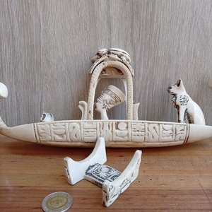 Barcaza Ceremonial Egipcia de Poliresina con Soporte y Figuras - imagen 1