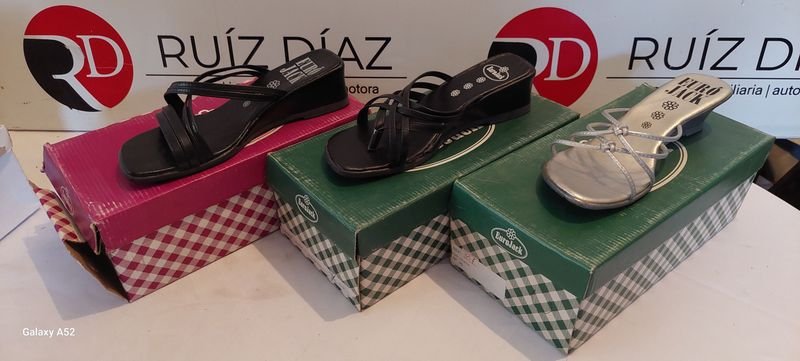 Lote siguiente: Zapatos de tacón alto en negro y plata