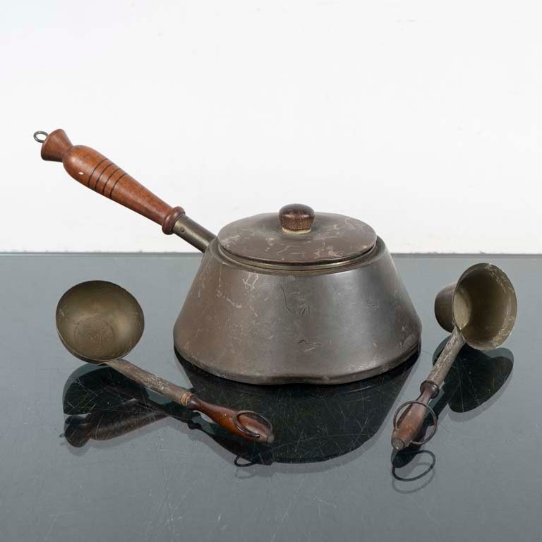 Lote anterior: Vajilla de cobre y madera - Olla y cucharas