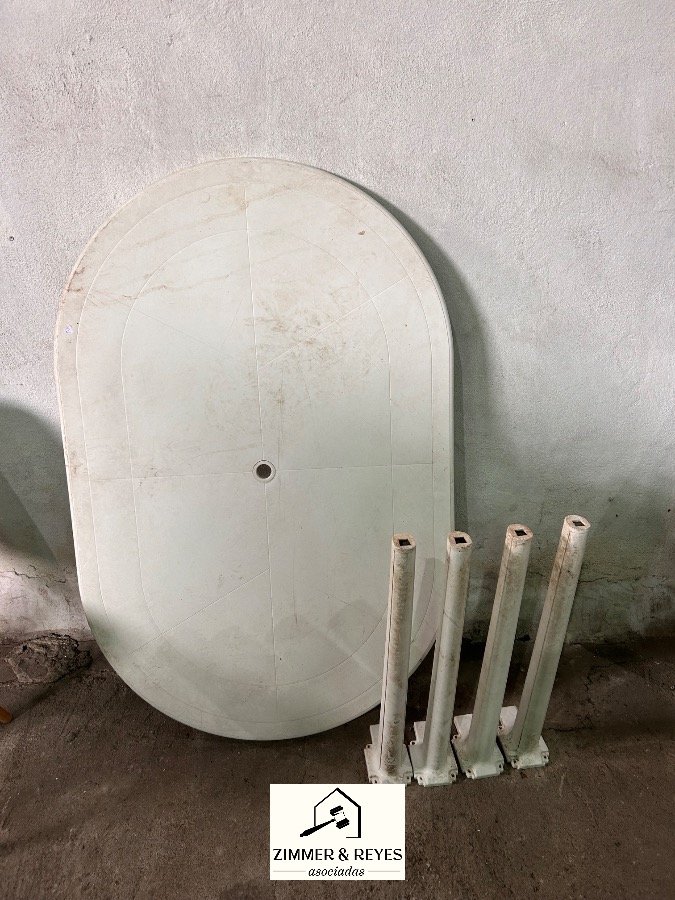 Mesa Ovalada Blanca para Patio