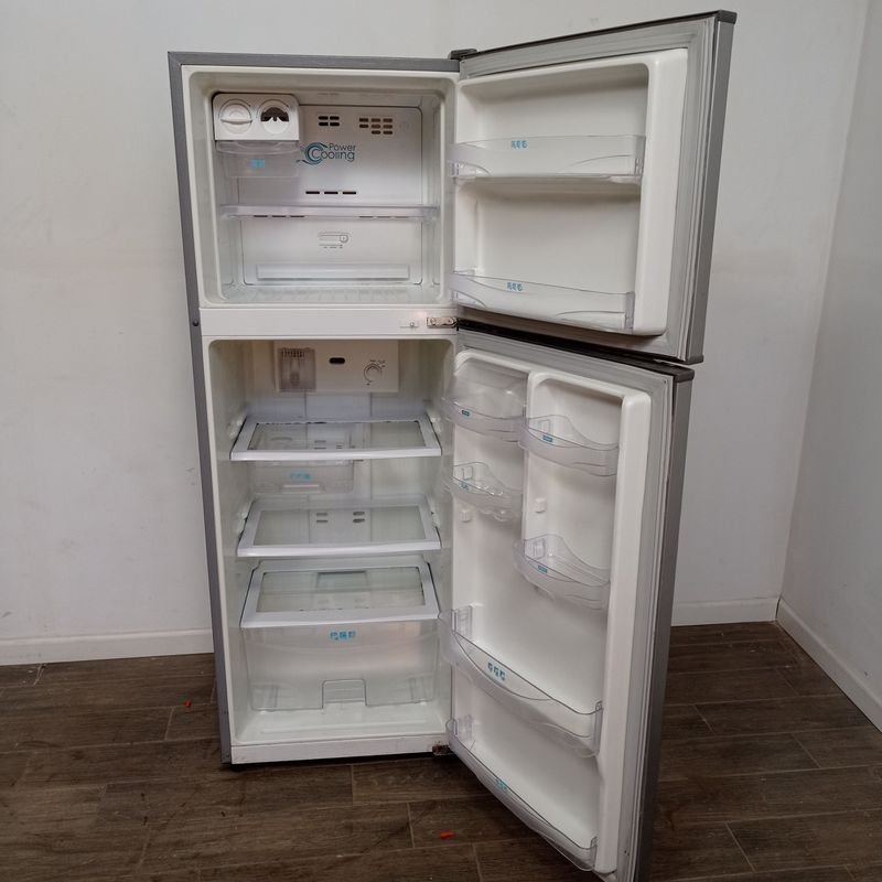 Heladera con freezer marca James en excelente estado - imagen 3