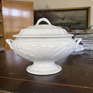 Sopera de Porcelana Blanca Clásica con Relieve y Motivos Florales - imagen 8