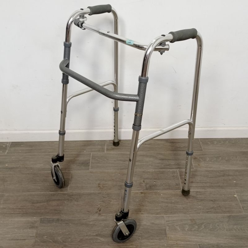 Andador plegable y extensible en aluminio - imagen 2