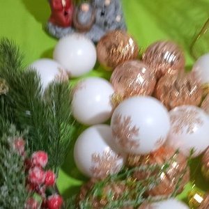 Adornos Navideños: Pesebre, Bolas Metalizadas y Hojas de Pino - imagen 2