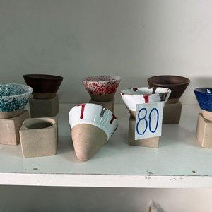 Lote de 12 Conos y Cuencos de Cerámica Artesanal - imagen 3