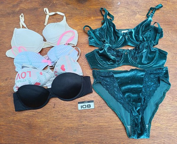Conjunto Íntimo Femenino Terciopelo Verde y Otros Soutienes y Bombachas