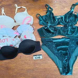 Conjunto Íntimo Femenino Terciopelo Verde y Otros Soutienes y Bombachas - imagen 1