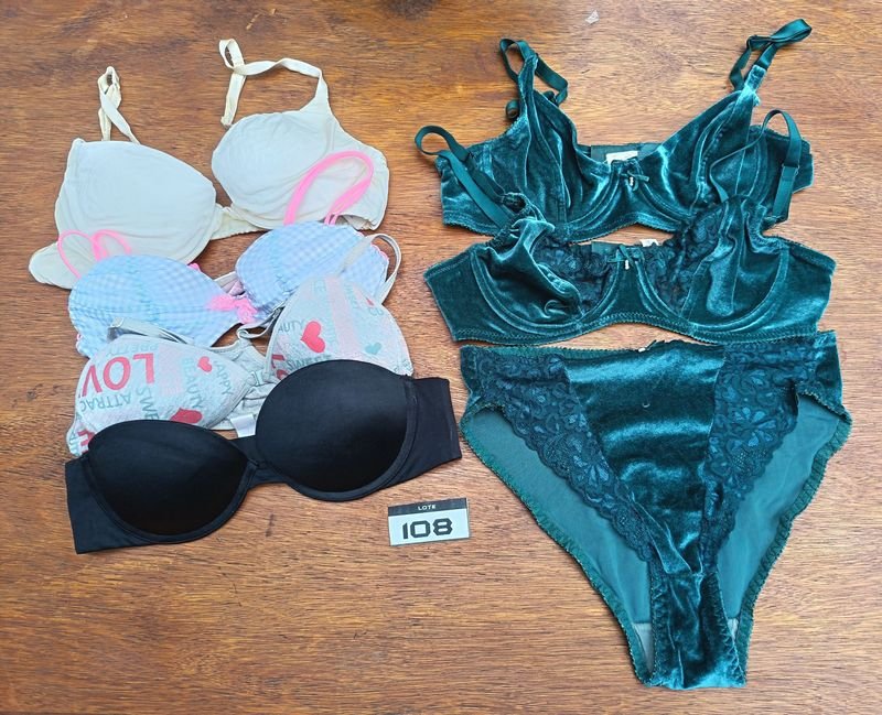 Conjunto Íntimo Femenino Terciopelo Verde y Otros Soutienes y Bombachas