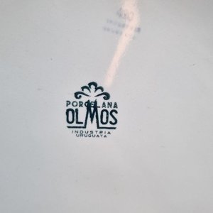 L 396 - 2 Piezas - Par de atractivas fuentes en porcelana 'Olmós' Industria Uruguaya, con decorado floral en tonos pastel y detalles dorados (Medidas fuente ovalada 35x24cm / fuente redonda 26cm) - imagen 4