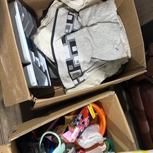 Lote siguiente: Cajas con Varios Artículos para el Hogar y Uso Personal