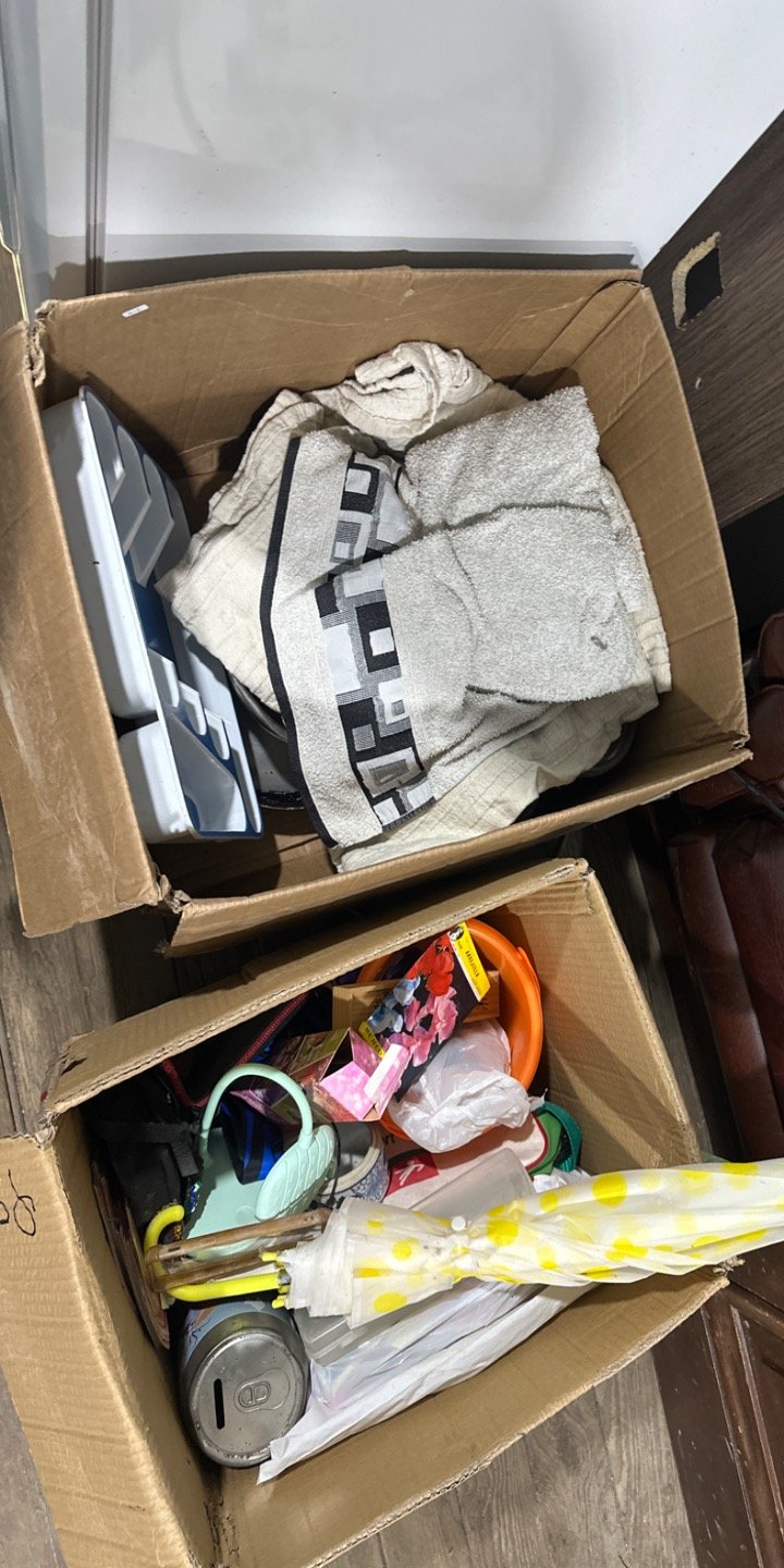 Cajas con Varios Artículos para el Hogar y Uso Personal