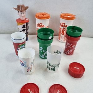 Lote siguiente: L 372 - Varias Unidades - Surtido de vasos y tapas promocionales de bebidas, ideal para coleccionistas o uso cotidiano (Lote De Varias Unidades)