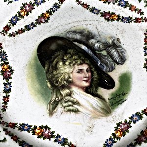 Plato de Loza Inglesa con Retrato de Dama y Flores - imagen 3