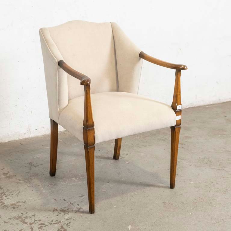 Butaca Inglesa Tapizada en Tela Beige con Patas de Madera