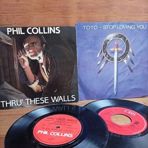 Lote siguiente: Dos Discos Simples: Phil Collins "Thru These Walls" (1982) y Toto "Stop Loving You" (1988)